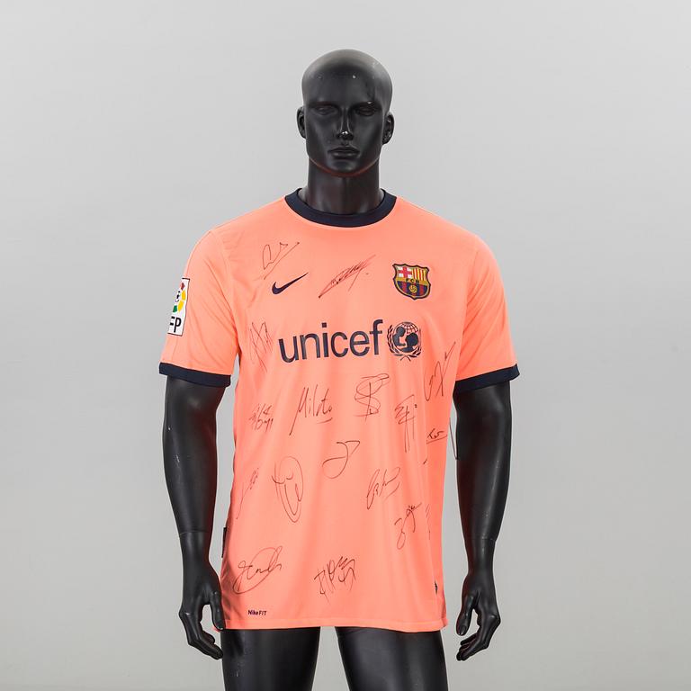 A ZLATAN IBRAHIMOVIC FC BARCELONA T-SHIRT WITH AUTOGRAPHES.