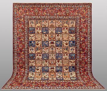 An Isfahan carpet, approx. 284 x 235 cm.