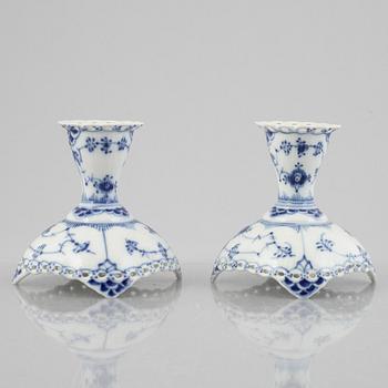 Ljusstakar, ett par, porslin, Royal Copenhagen, "Musselmalet helblond", modell 1138, 1974-78.