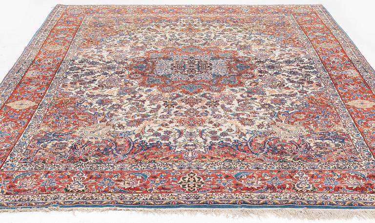 A semi-antique Isfahan carpet, ca 352 x 256 cm.