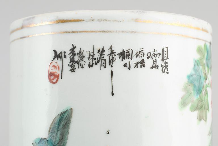 PENSELVAS, porslin, Kina, 1900-tal.