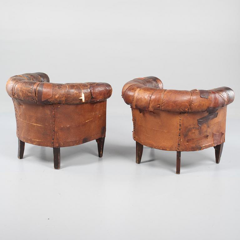 CLUBBFÅTÖLJER, ett par, omkring 1900-talets mitt.