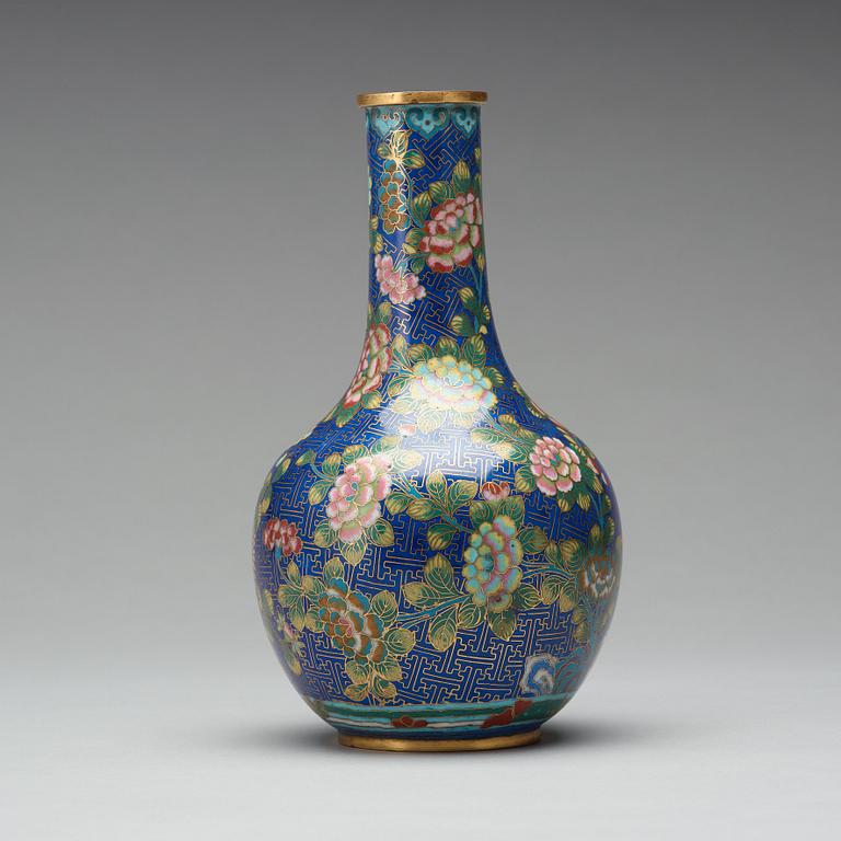 VAS, cloisonné. Qingdynastin, 1800-tal.