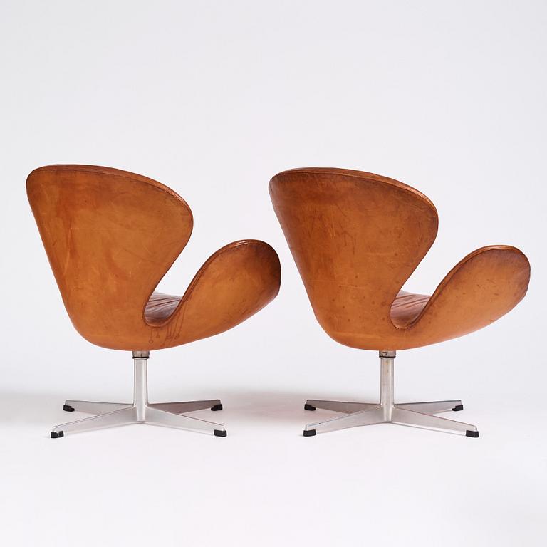 Arne Jacobsen, fåtöljer ett par, "Svanen", Fritz Hansen, 1960-tal.