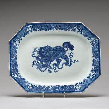 941. A blue and white serving dish, Qing dynasty, Qianlong (1736-95).