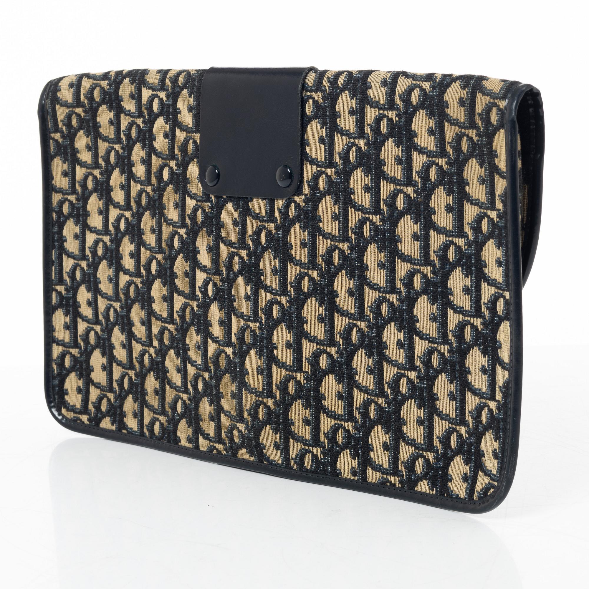 Christian Dior, Translation: "clutch, vintage".