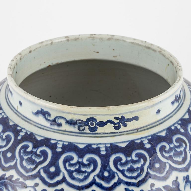 A blue and white vase, late Qing dynasty, circa 1900.