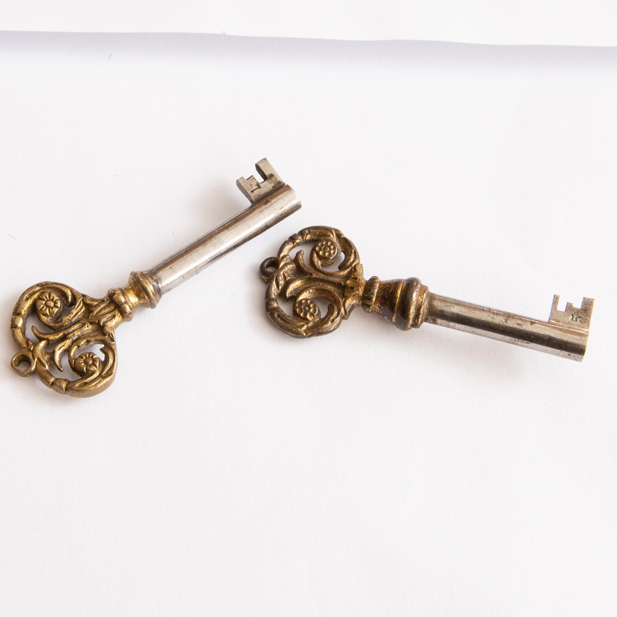 A Gustavian style bureu first half of the 20th century.