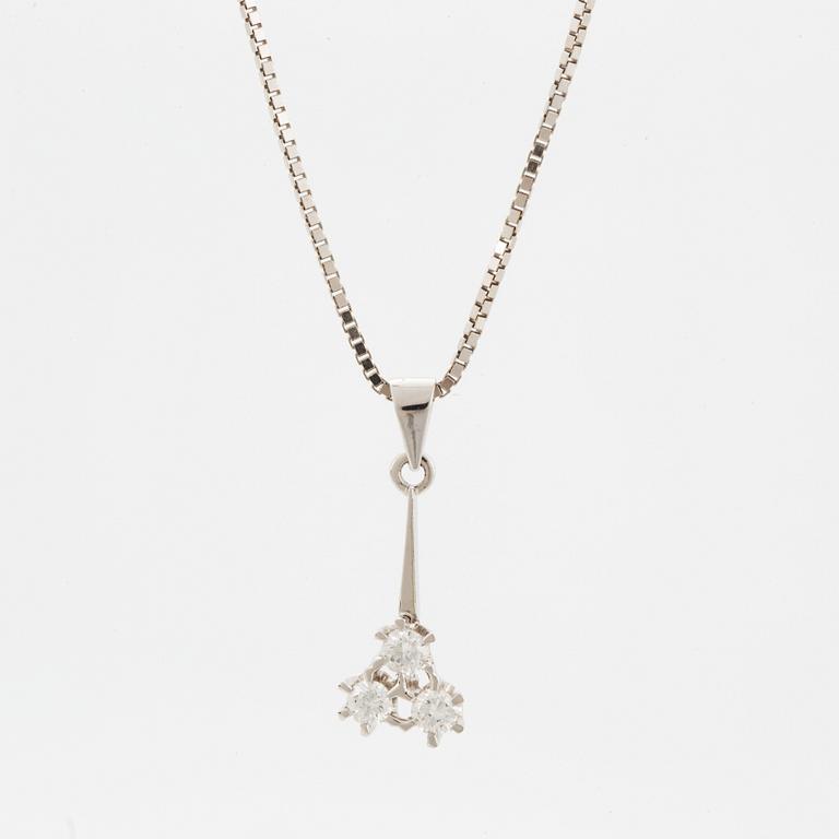 Hänge med briljantslipade diamanter, med kedja.