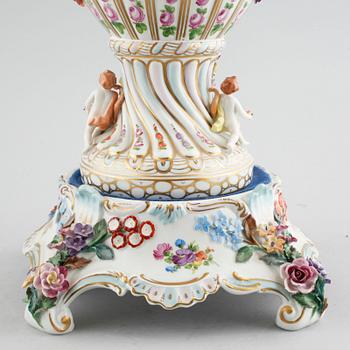 Grandeur vase on socket in porcelain, Dresden, 20th century.