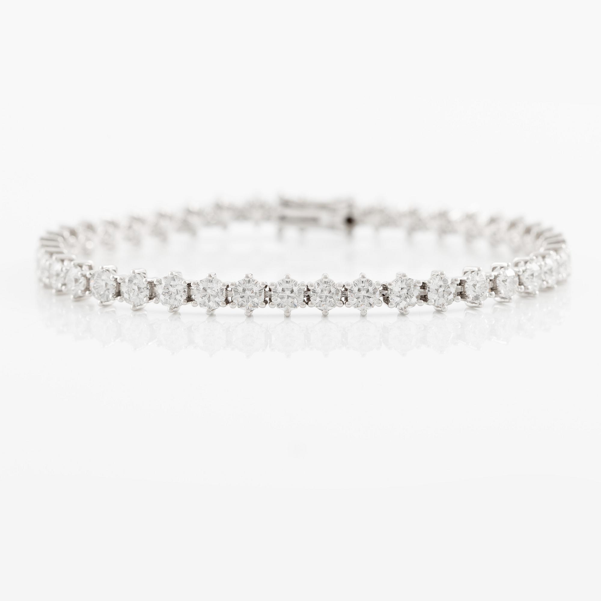 Tennis bracelet, 18K white gold with fancy-cut diamonds.