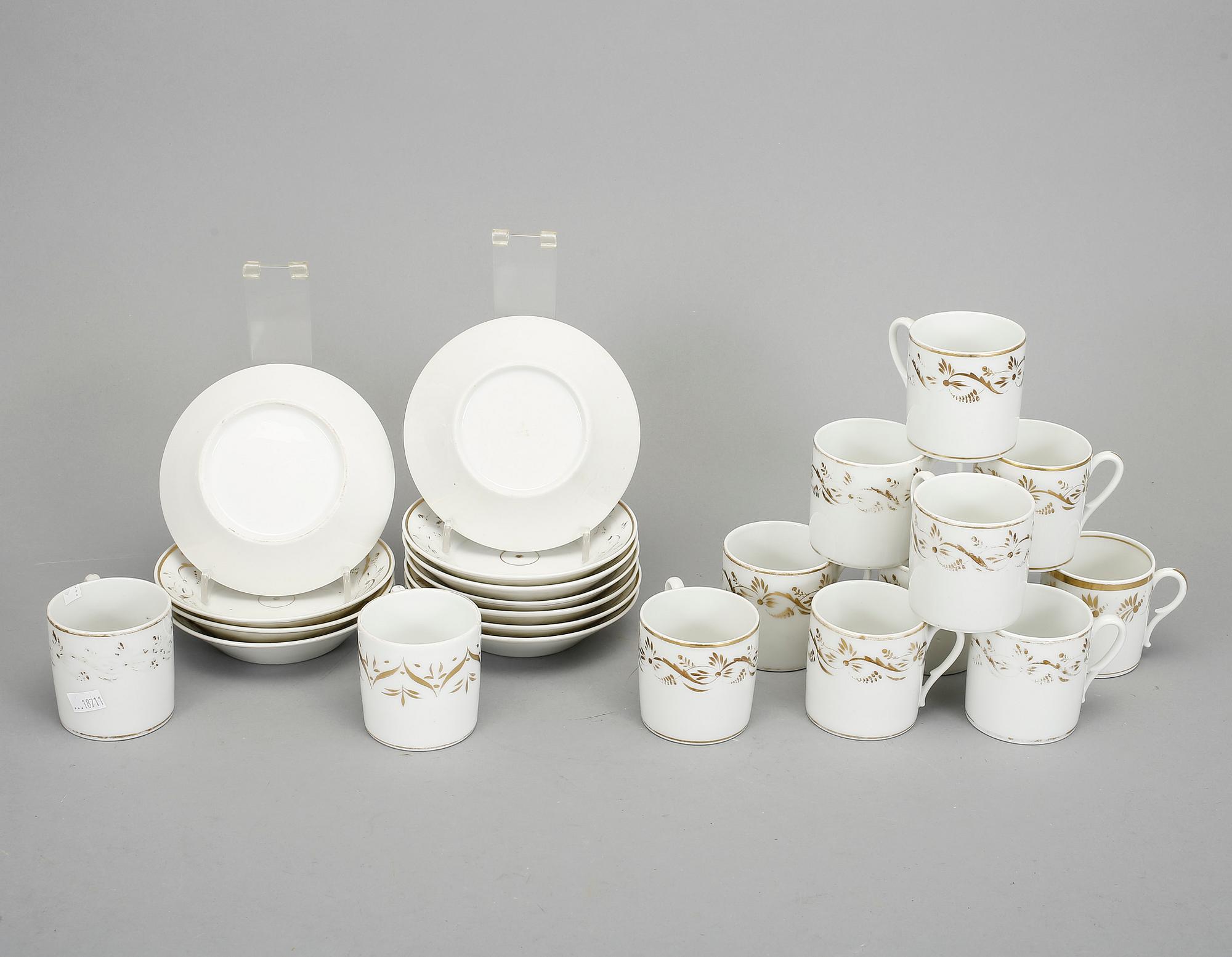 KAFFEKOPPAR, 12 st, porslin. Stämplade TGC, Paris, 1800-talets andra kvartal.
