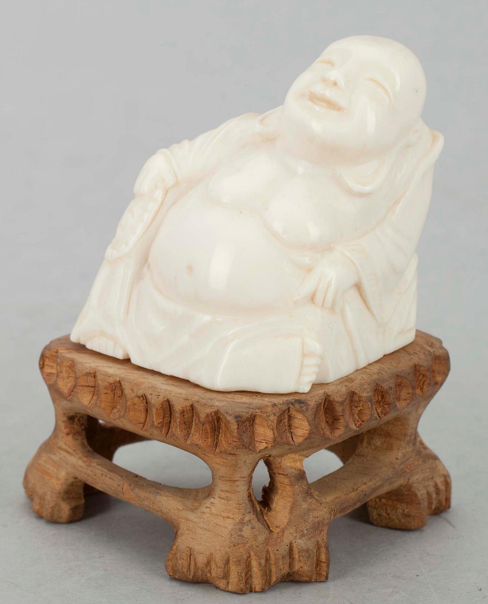 VAS, porslin samt mässing, Kina, 1700-tal samt  SKULPTUR, ben, Kina 1900-talets början.