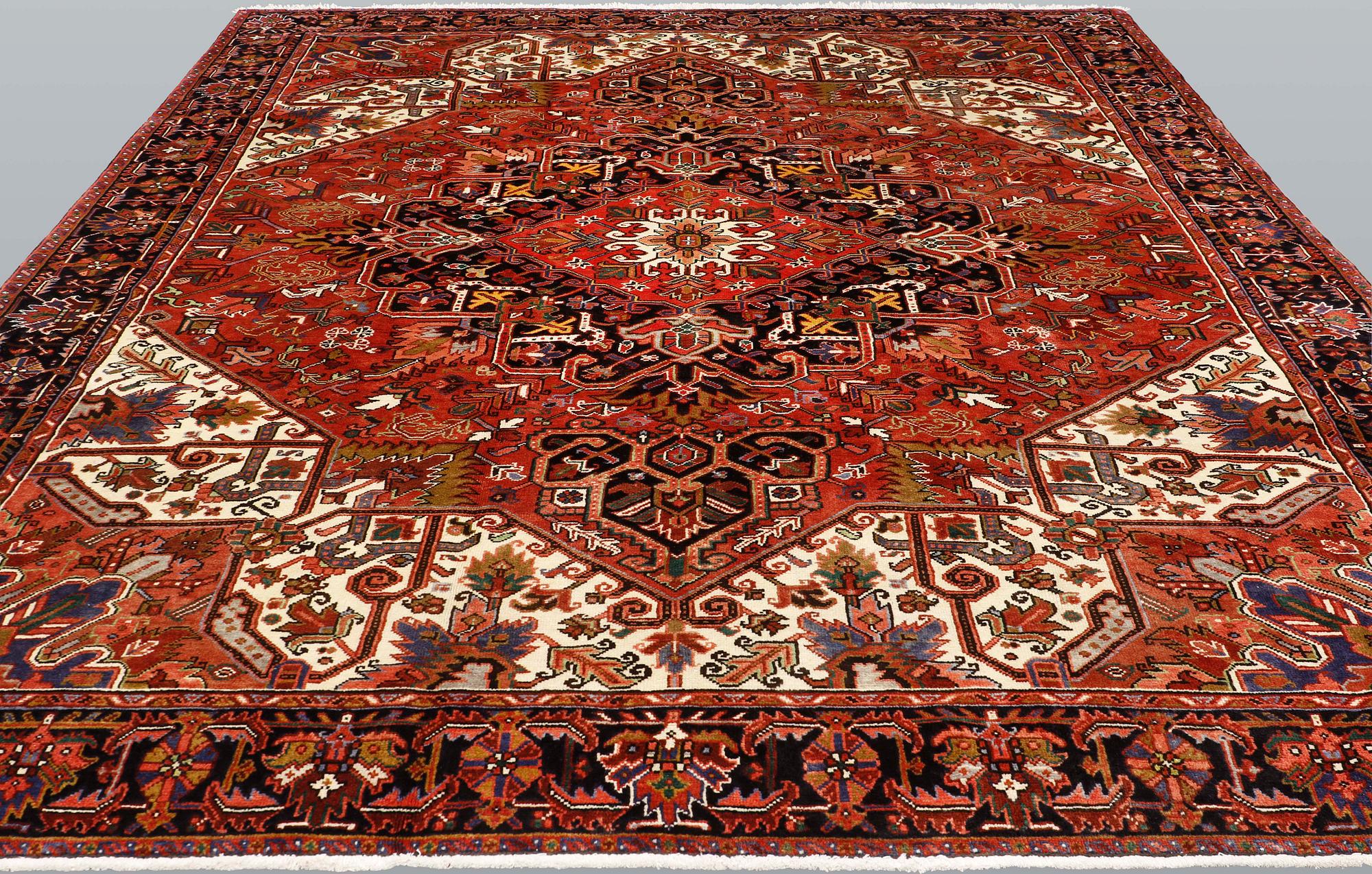 A Heriz/Gorovan carpet, ca 338 x 273 cm.