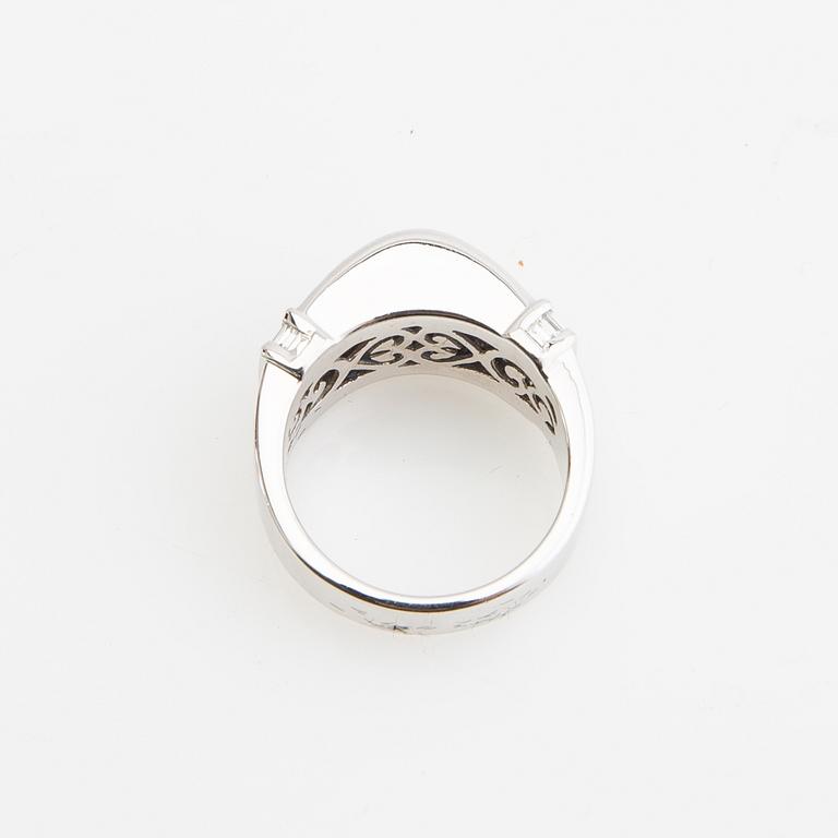 Ring, 18K white gold with baguette-cut diamonds and princess-cut sapphires.