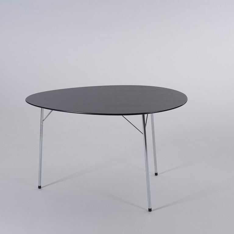 ARNE JACOBSEN, bord samt stolar, 4 delar för Fritz Hansen, Jubileums utgåva 2002 (4).