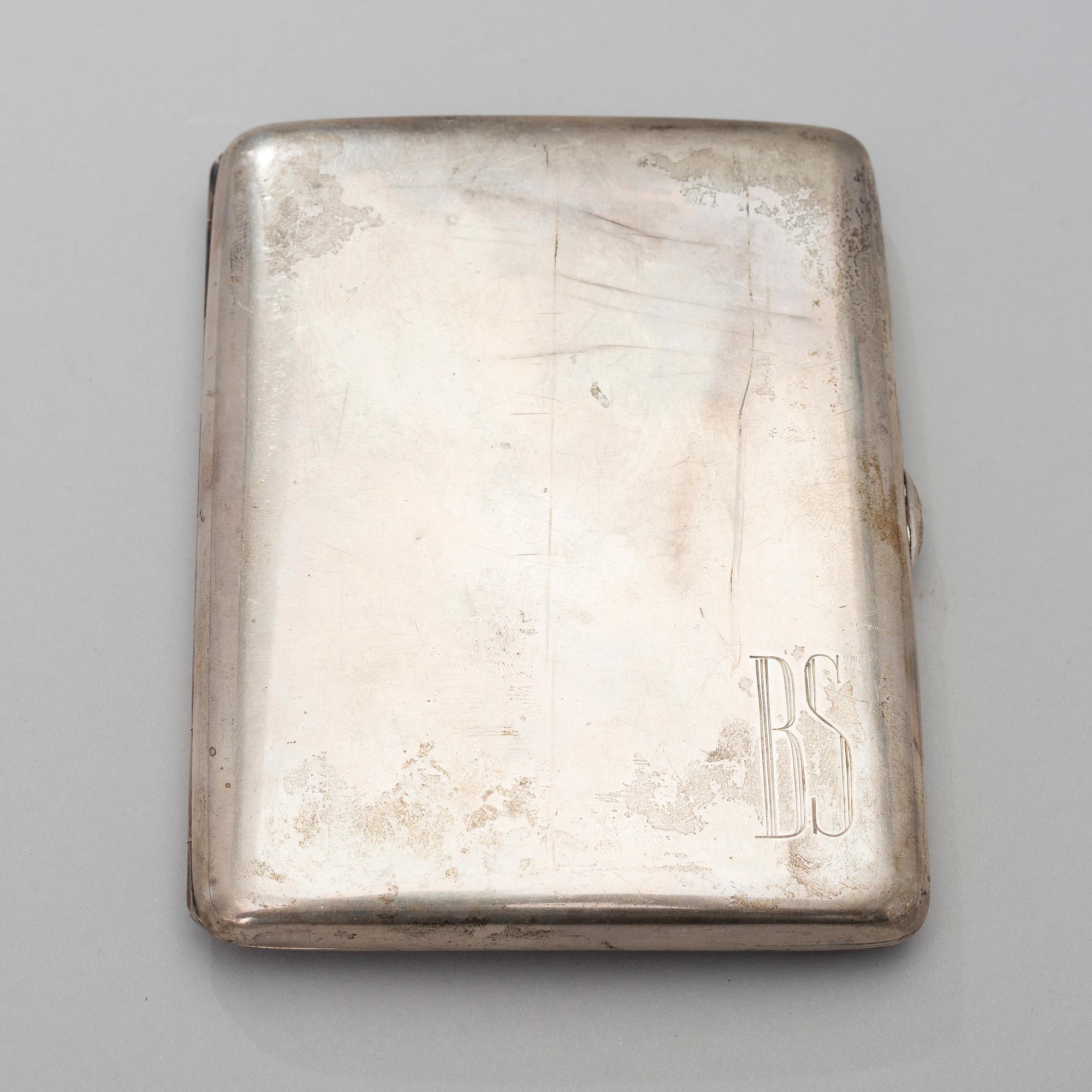 CIGARETTETUI I SILVER, svenska importstämplar. Vikt 236 g.