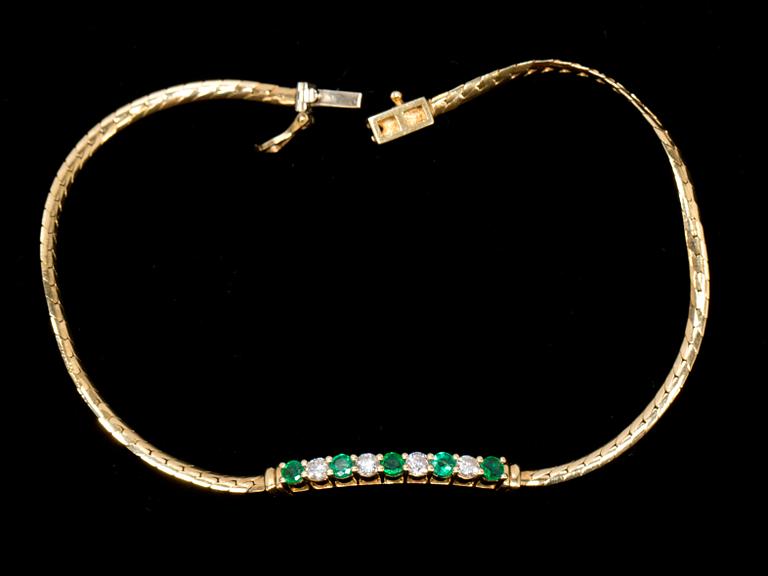 SMYCKESET, 2 delar, 18k guld besatt med smaragder och diamanter, ca 0.3 ct. Total vikt ca 11,3 g.