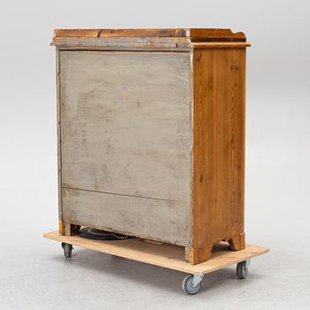 A pine cupboard, first part 19th century.