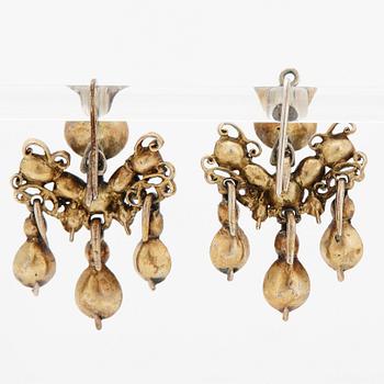 Ett par örhängen med rosen- och taffelslipade diamanter, 1700-tal.