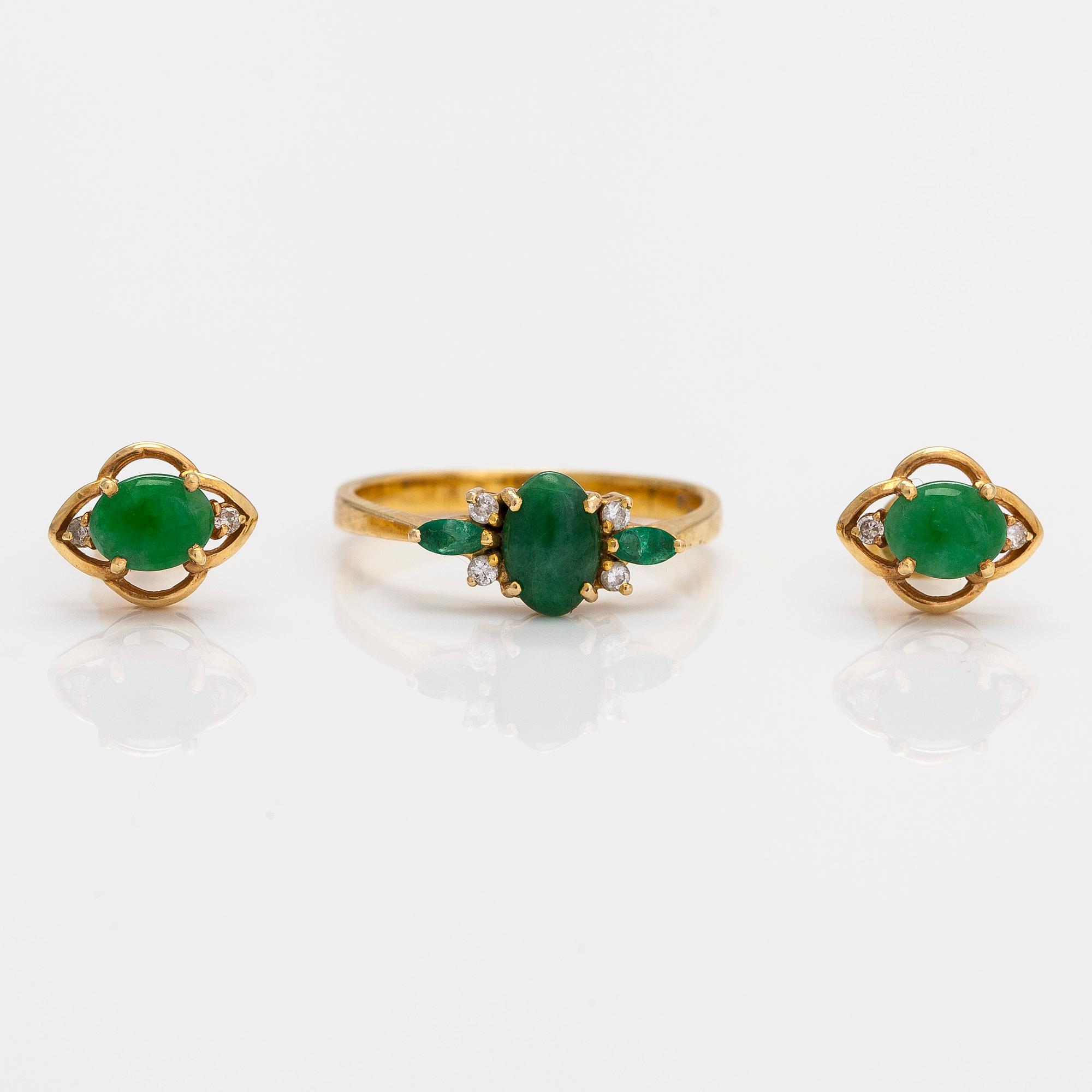 Örhängen och ring, 18K guld med jadeit, smaragder och små diamanter.