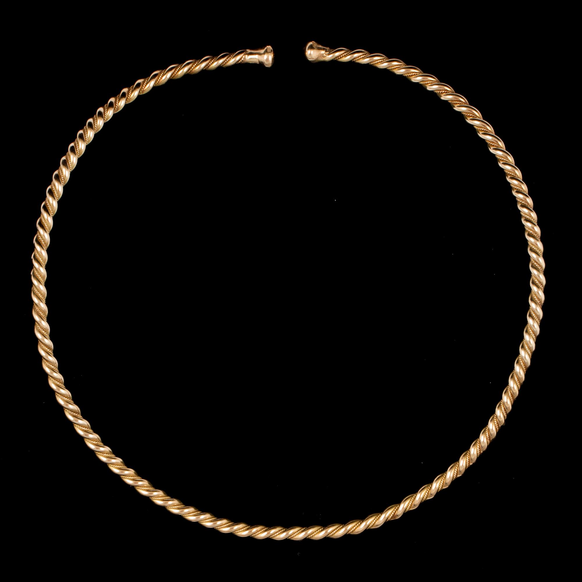 HALSRING, forntida stil, Guldsmedjan Odd Magnusson, Visby. Vikt ca 85 gram .
