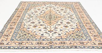 A Kashan carpet, ca 348 x 240 cm.