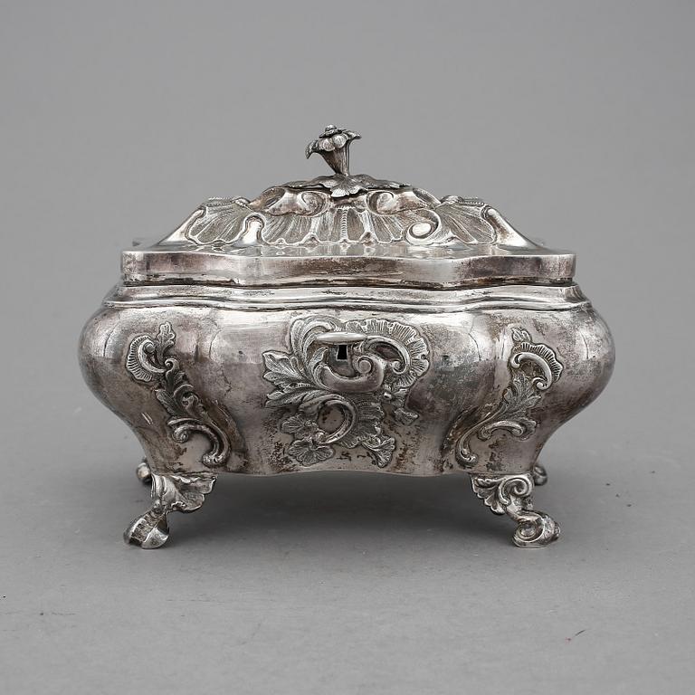 SOCKERSKRIN, silver. Lars Larson & Co, Göteborg 1848. Tidig nyrokoko. Vikt ca 368 gram.