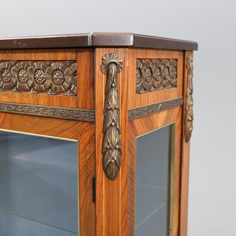 VITRINSKÅP, 1900-talets mitt.