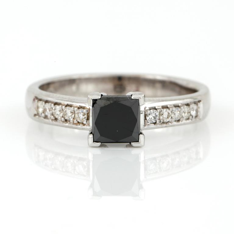 RING, 14K guld med prinsesslipad svart diamant ca 1,22 ct och briljantslipade diamanter tot ca 0,40 ct. Vikt 4,09 g.