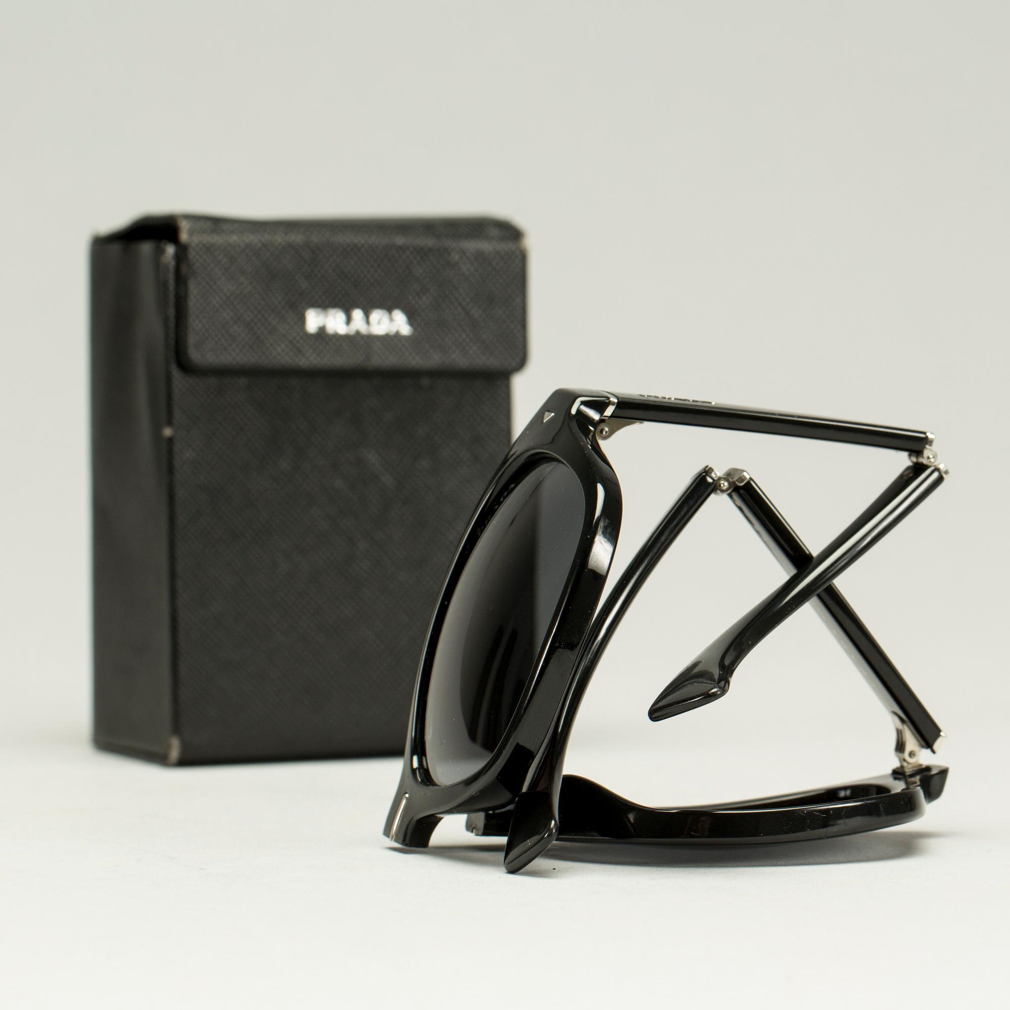 SOLGLASÖGON, Prada.