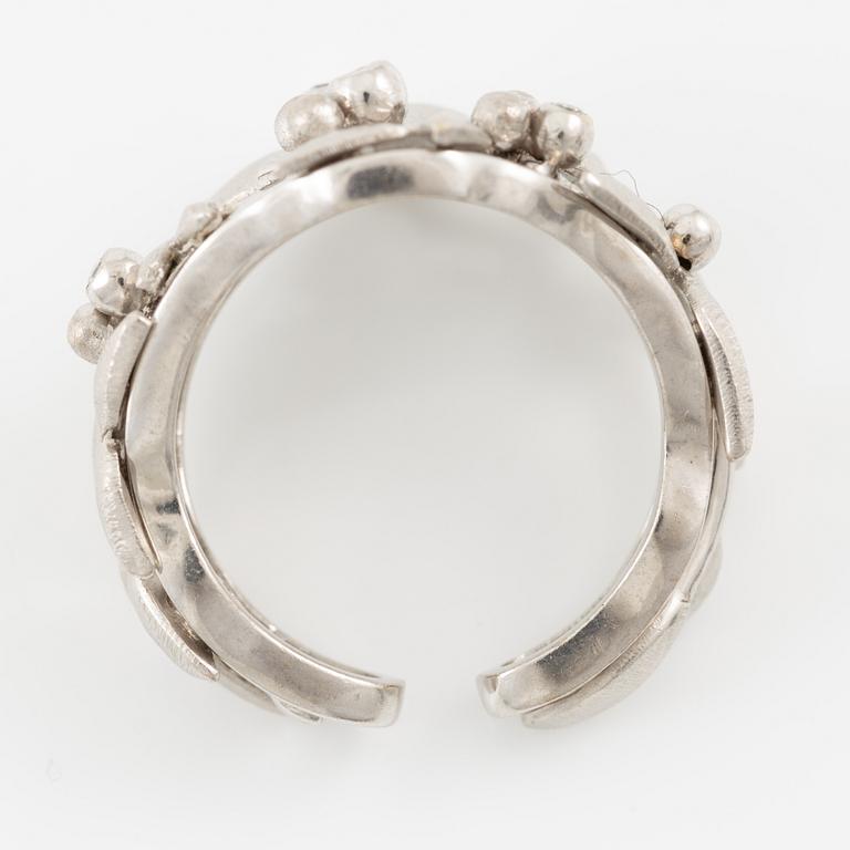 Ole Lynggaard, ring, "Spring", 18K white gold with round brilliant-cut diamonds.