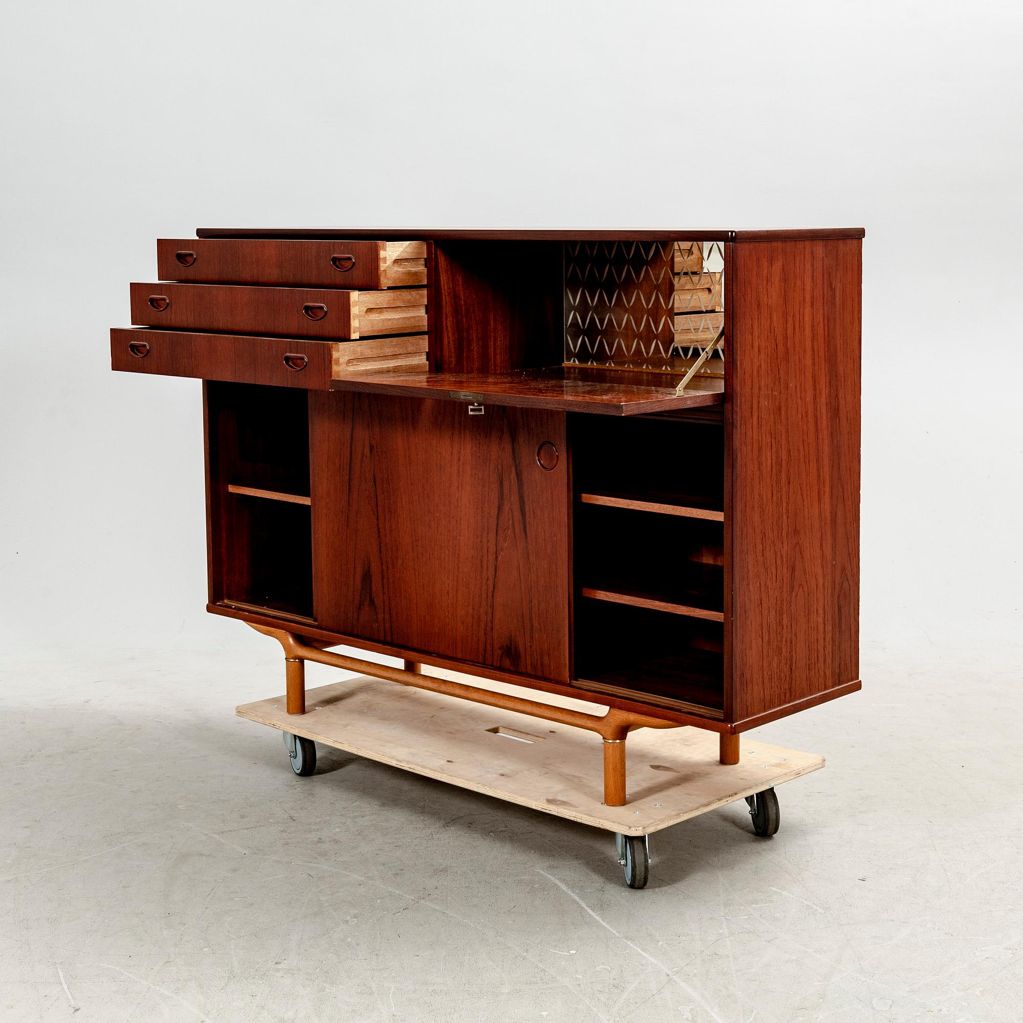 Sideboard 1900-talets mitt.