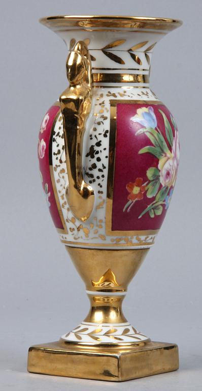 LOCKURNA samt VAS, porslin, Limoges, 1900-tal.