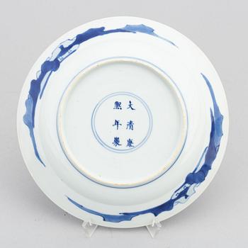 A blue and white dish, Qing dynasty, Kangxi six character mark and of the period (1662-1722).