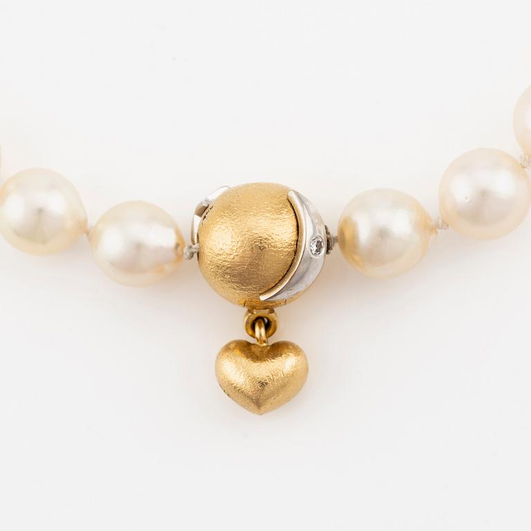 Ole Lynggaard necklace with cultured pearls, clasp and pendant in 18K and 14K gold, and round brilliant-cut diamonds.