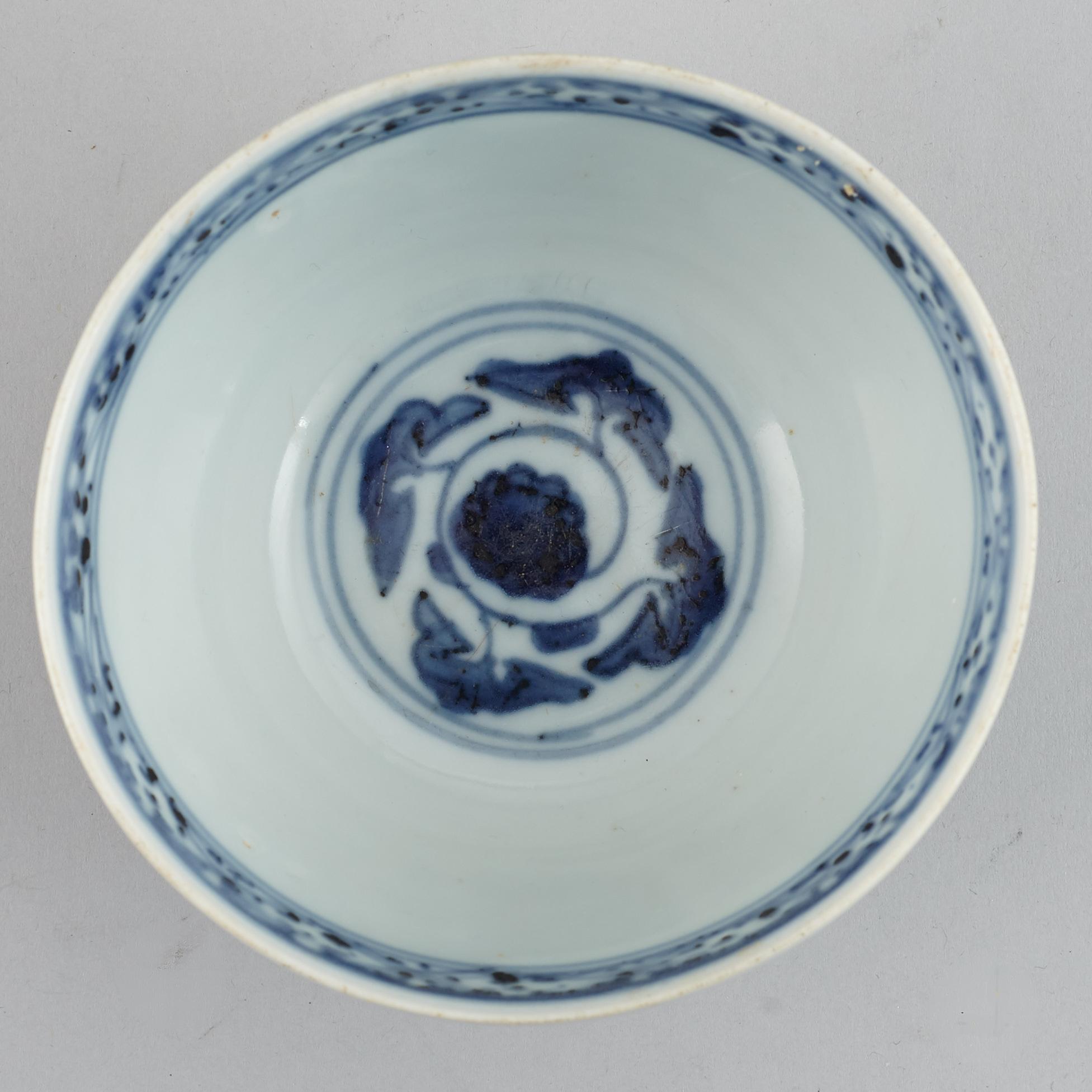 A blue and whtie bowl and dish, Ming dynasty, 16th Century.