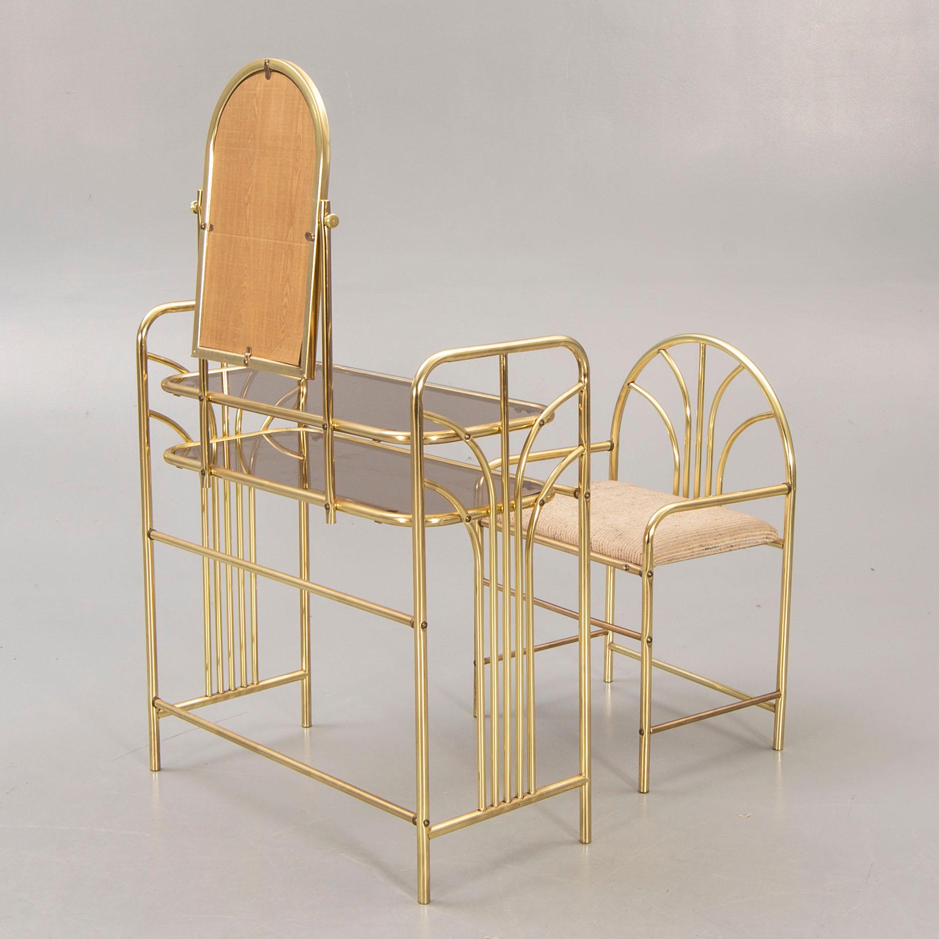 A 1970/80s vanity set.