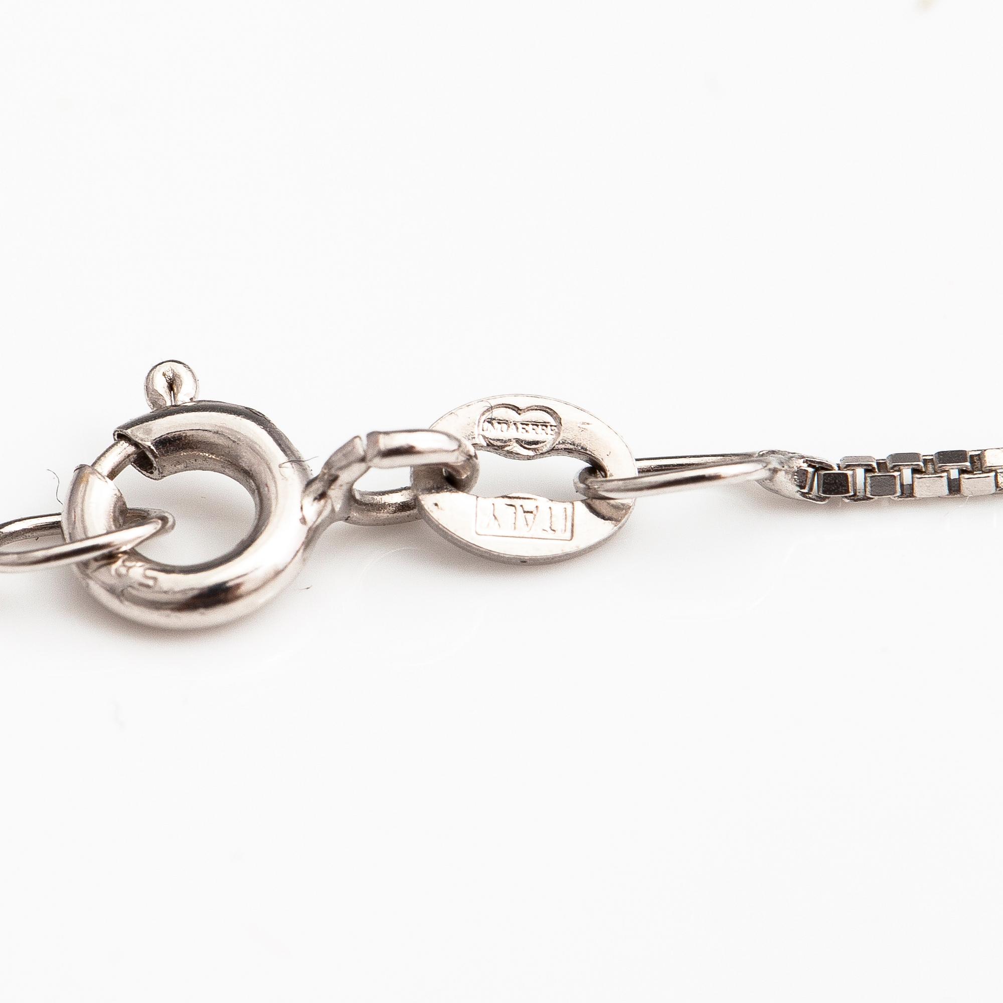 A 14K white gold neclöace with a ca. 0.50 ct brilliant cut diamond.