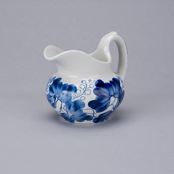 TALLRIKAR, 12 st, "Spets" och SERVERINGSFAT, "Willow" fajans, Arabia 1878-1893 och 1932-1949 samt Wedgwood 1900-tal.