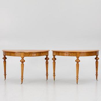 A late 19th century dining table.
