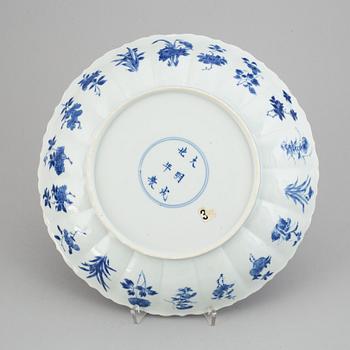 A blue and white dish, Qing dynasty, Kangxi (1662-1722).