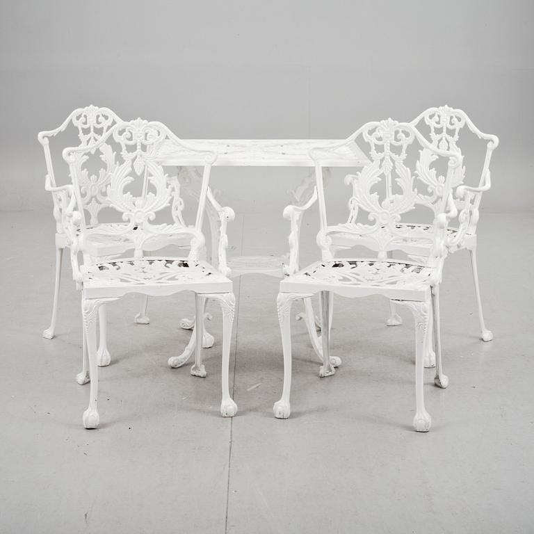 TRÄDGÅRDSGRUPP, 5 delar.  Chippendale-stil. 1900-talets andra hälft.