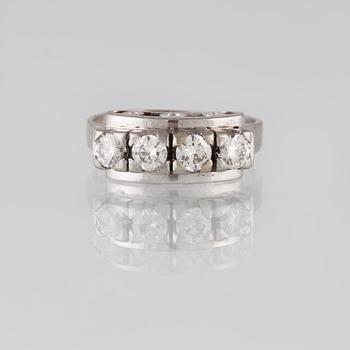 RING, 18K vitguld med 4 briljantslipade diamanter 0.59 ct, kattfotstämplad. Vikt 4,7 gram.