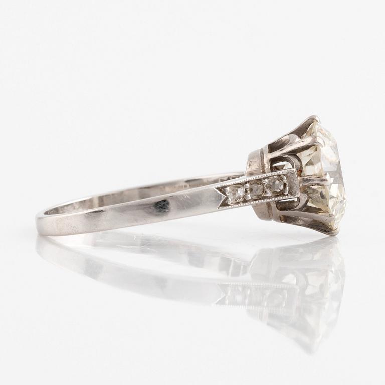 Ring platina med en gammalslipad diamant.