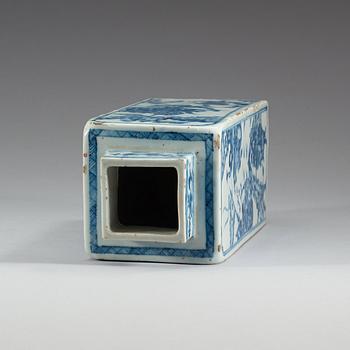 A blue and white vase with cover, Qing dynasty, early 18th Century.