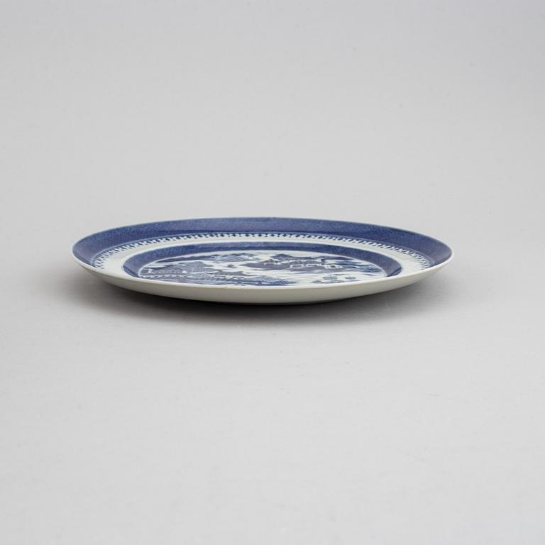 A group of 30 blue and white plates, Qing dynasty, 19th century.