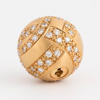 An 18K gold clasp set with round brilliant-cut diamonds.