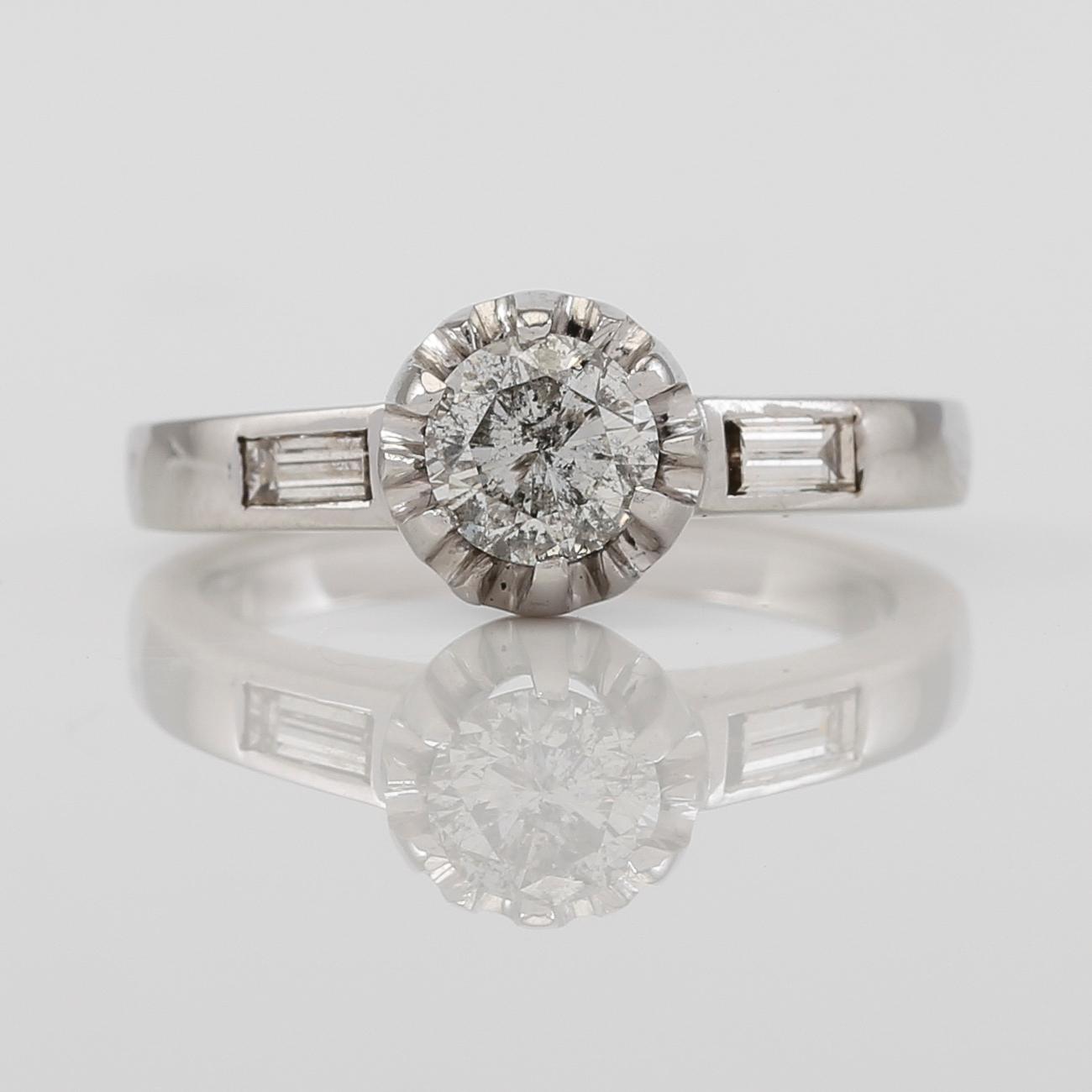 RING, 18K vitguld och diamanter tot ca 0.96 ct. varav en ca 0.77 ct.