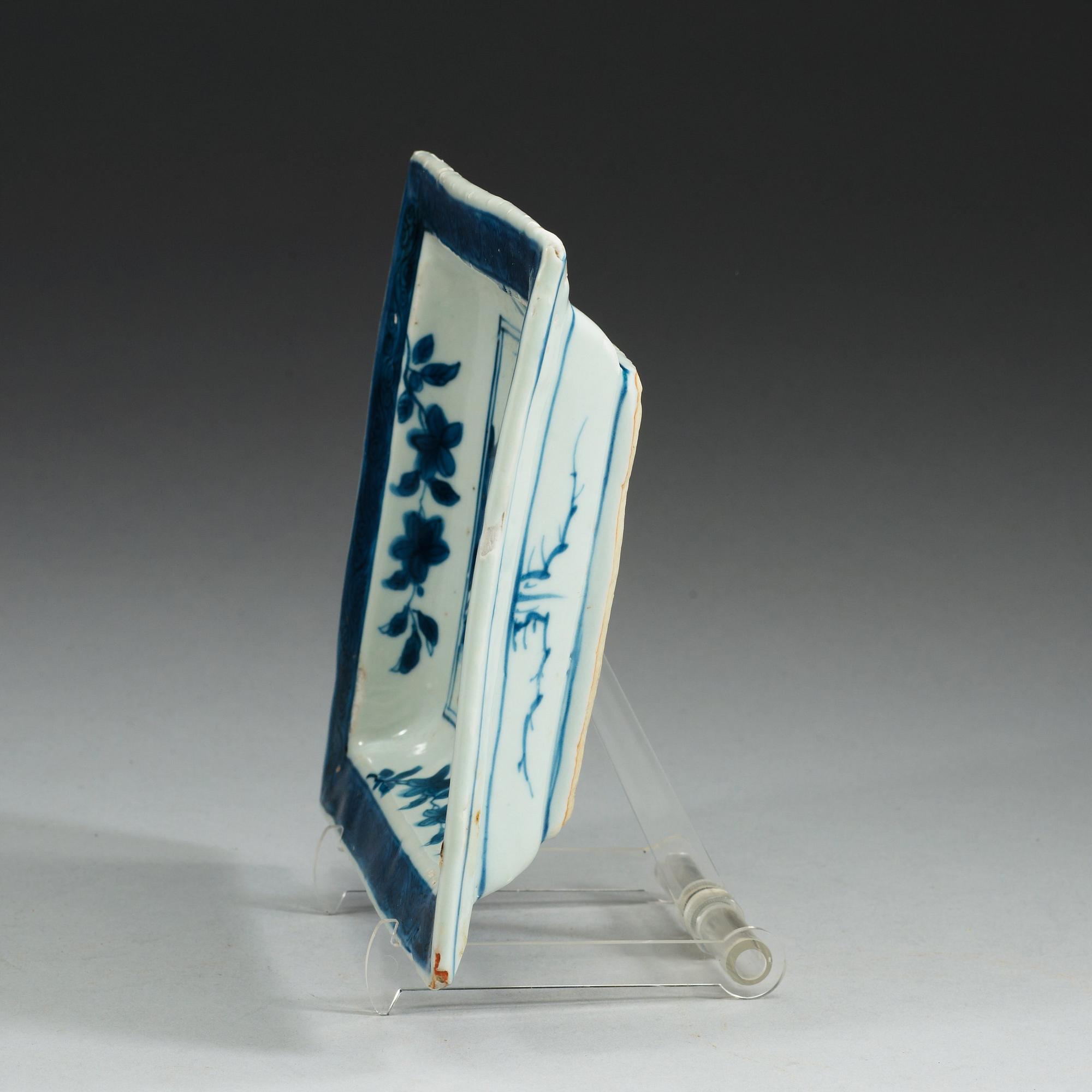 A blue and white Transitional dish, mid 17th Century.